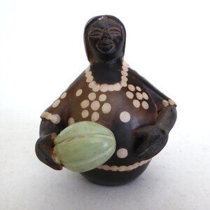 VINTAGE 3.5” OOAK PERUVIAN HAND CRAFTED CHULUCANAS POTTERY FEMALE FIGURE SIGNED